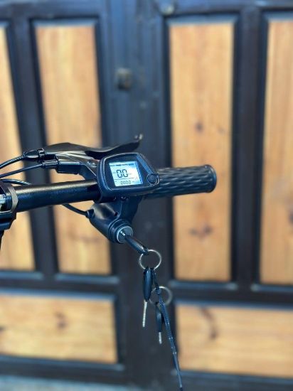 صورة سكوتر كهربائي مقعد وشنطة بعجلين